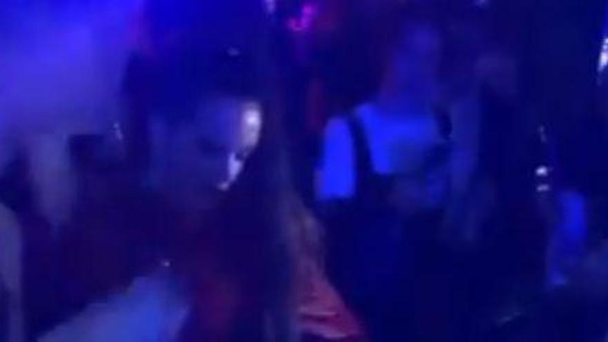 Polémica por un vídeo de Rosalía y Dua Lipa en una fiesta tirando billetes a &#039;strippers&#039;