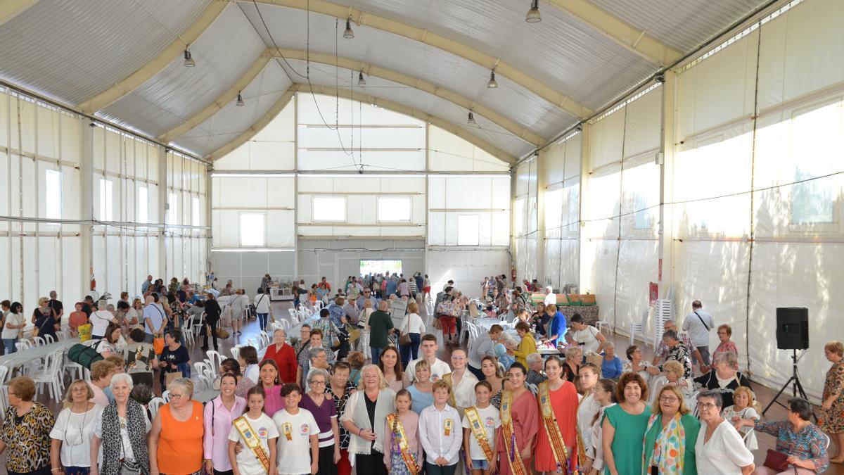 El Día de la Bicicleta, el encuentro de bolilleras y las exhibiciones taurinas, con la desencajonada del último toro cerril, marcan la clausura del programa festivo.