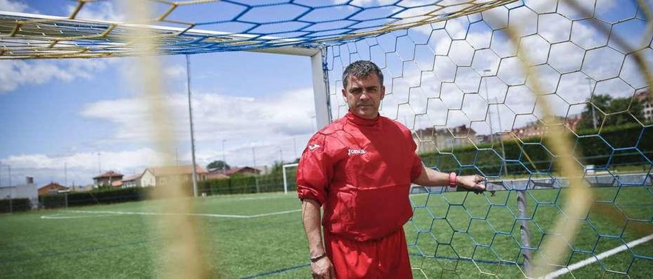 Arturo Martínez Noval, en el campo de fútbol de El Berrón.