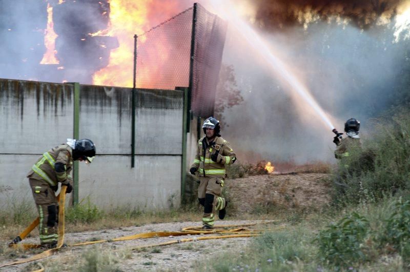 Incendio en un desguace en la Carretera del Aeropuerto