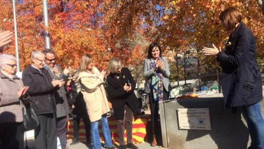 Un moment del descobriment de la placa del parc infantil.