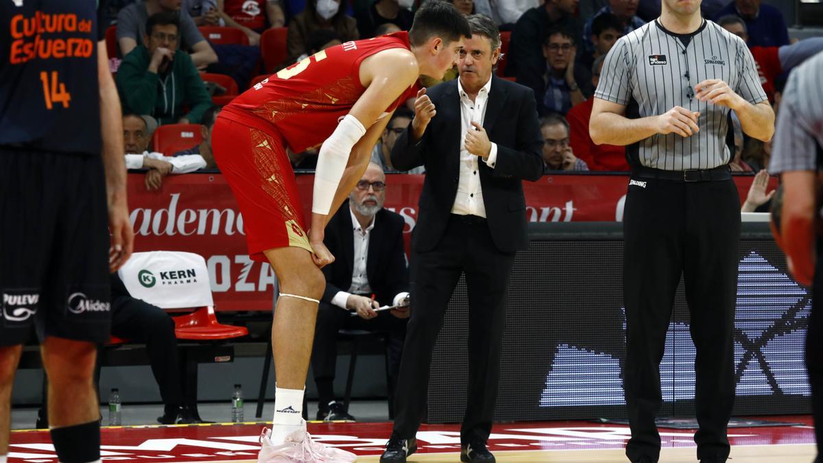 Fisac da instrucciones a Aday Mara durante el partido ante el Valencia.