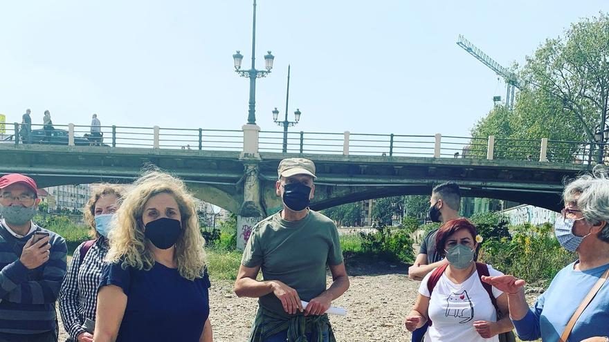 Representantes de Adelante Málaga en el cauce del río Guadalmedina