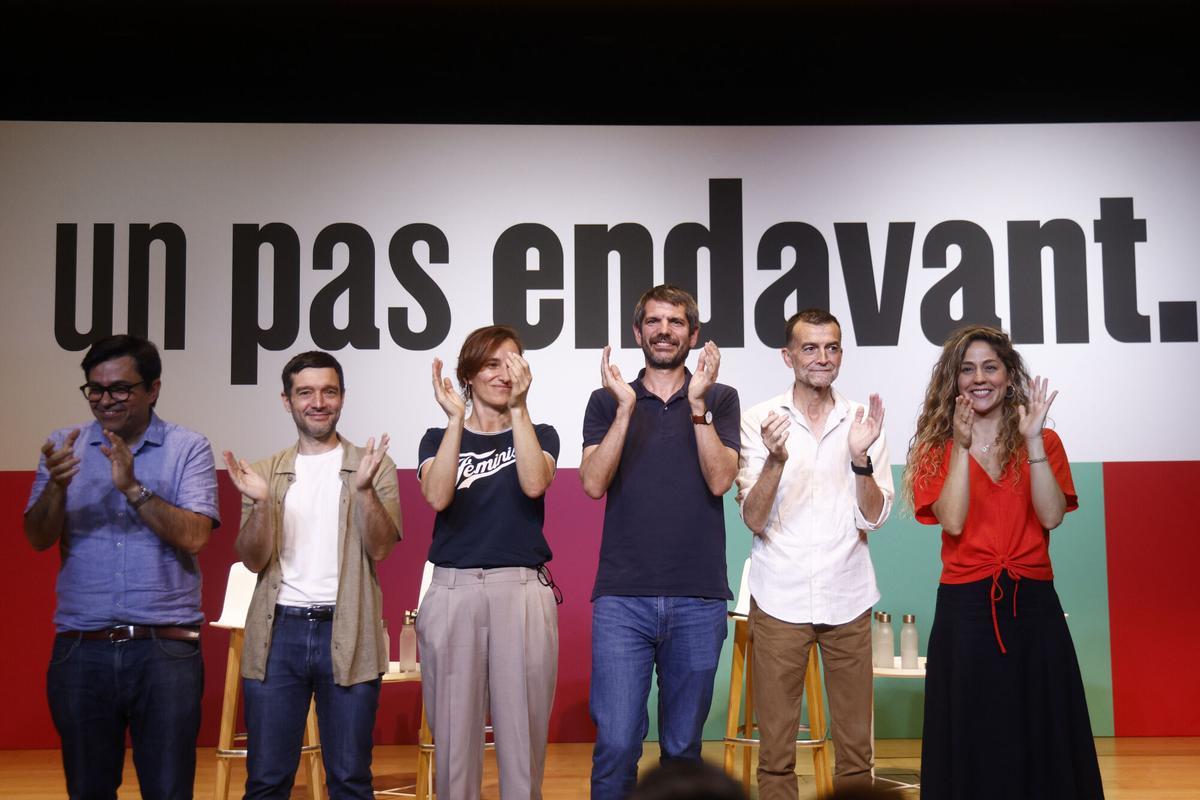 El ministro de Cultura, Ernest Urtasun (3d), el ministro de Derechos Sociales, Consumo y Agenda 2030, Pablo Bustinduy (2i), la ministra de Sanidad, Mónica García (3i), el coordinador federal de IU, Antonio Maíllo (2d) y los diputado de Sumar, Lara Hernández (d) y Gerardo Pisarello (i) aplauden al término del acto " Un paso adelante" organizado por Comuns, Sumar, Más Madrid e IU en Barcelona este sábado. EFE/ Quique García
