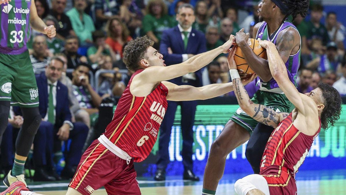 Dani García y Jonah Radebaugh, del UCAM Murcia, intentando frenar al base Kendick Perry, del Unicaja.