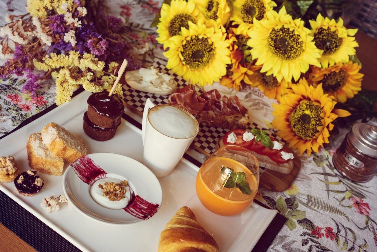 Desayuno artesanal en el Patio del Posadero, en pleno casco histórico.