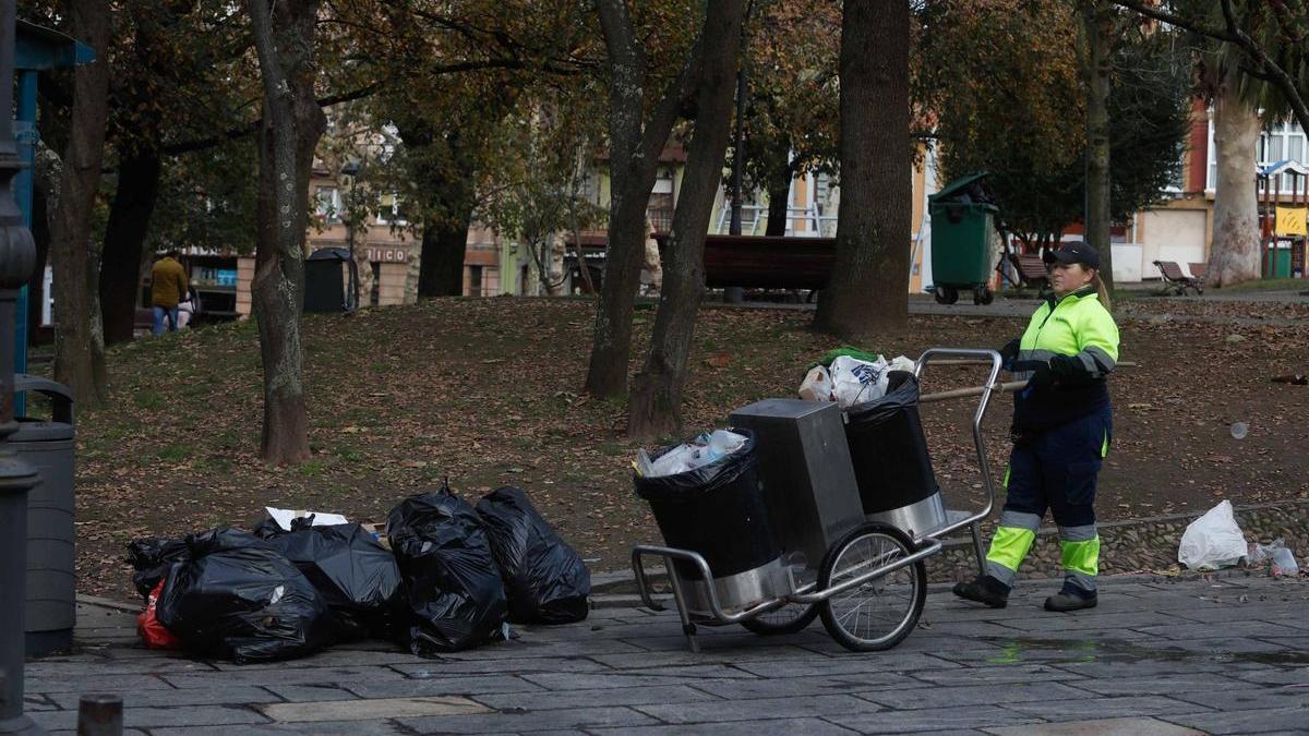 Una empleada de la limpieza en el parque del Carbayedo.