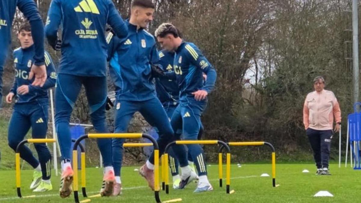 Valenzuela, al fondo, con los futbolistas haciendo ejercicios físicos. | N. A.