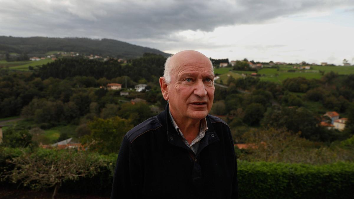 Juan Luis Álvarez del Busto, en su casa de Cudillero.