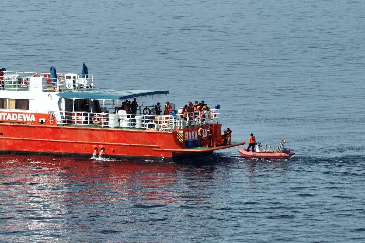Fotografía cedida por el equipo de búsqueda y rescate de Indonesia que muestra una embarcación durante la octava jornada de búsqueda de los españoles desaparecidos en el naufragio de un barco turístico, este viernes en Labuan Bajo (Indonesia).