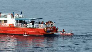Fotografía cedida por el equipo de búsqueda y rescate de Indonesia que muestra una embarcación durante la octava jornada de búsqueda de los españoles desaparecidos
