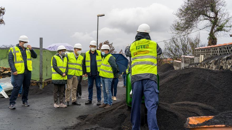 Ángel Víctor Torres visita la zona de reconstrucción en el barrio de El Corazoncillo, en La Palma