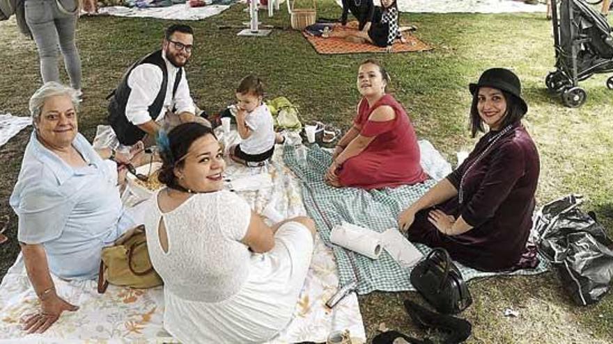 Asistentes a la Feria Modernista de Sada.