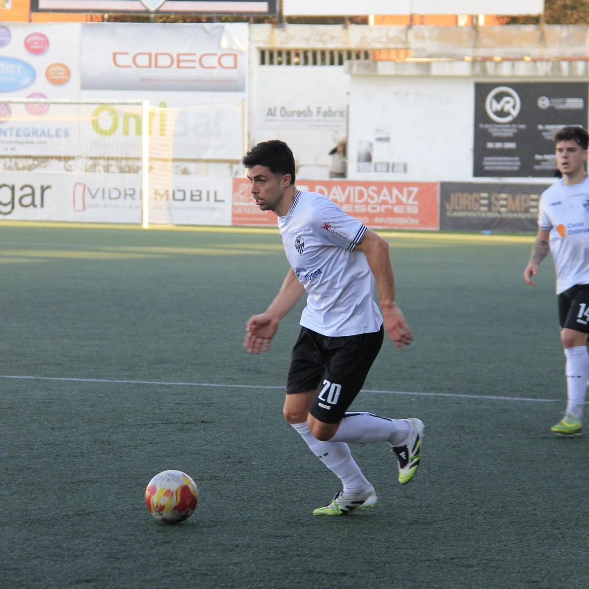 El Ontinyent 1931 en un partido en el Clariano.