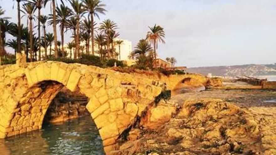 Puentes creados por el cargo franquista sobre las balsas del yacimiento romano; al fondo, el chalé.