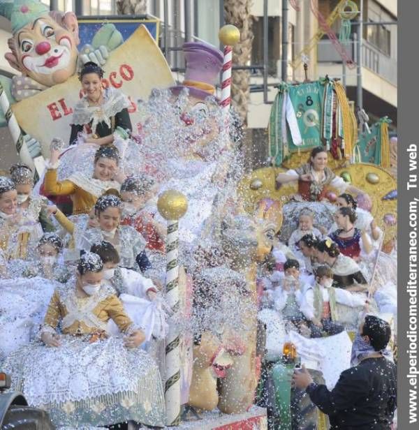 GALERÍA DE FOTOS - El Coso Multicolor inunda de confeti Castellón