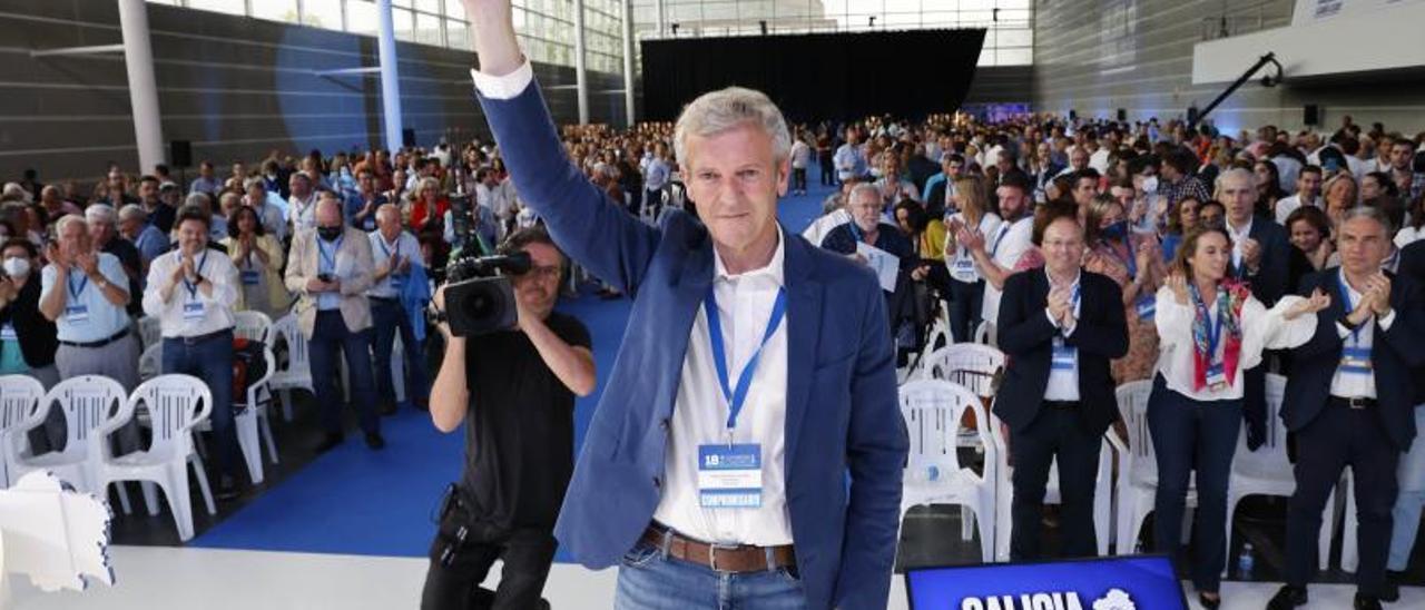 Alfonso Rueda saluda ante los compromisarios y militantes del PPdeG en el recinto ferial de Pontevedra, ayer. |   ALBA VILLAR