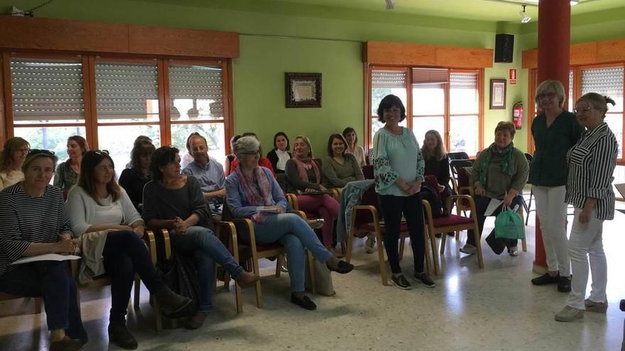 La directora del Instituto Asturiano de la Mujer, Almudena Cueto (de pie, en el centro); la coordinadora del equipo territorial de Servicios Sociales del área VI, Belén Braga, y la técnica Manuela Suárez, presentando ayer la jornada sobre violencia de género en Arriondas.