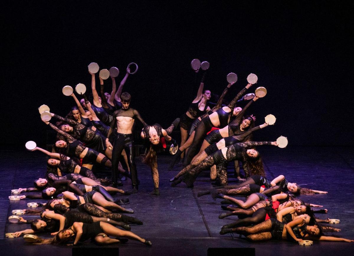 Los bailarines y bailarinas de Media Punta, durante la coreografía ‘Americano’.