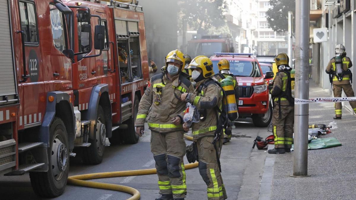 Els Bombers en un incendi d’un aparcament de Girona. | ANIOL RESCLOSA
