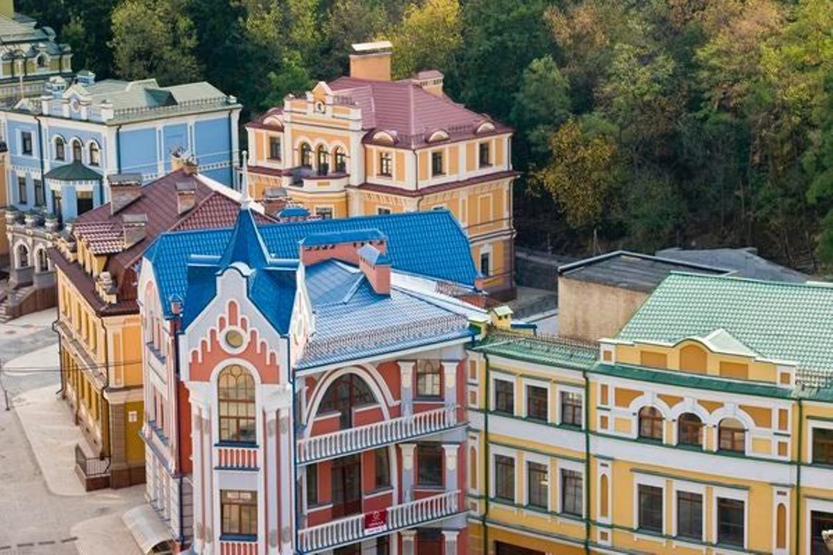 Algunas de las coloridas fachadas de los edificios en un área residencial de Kiev