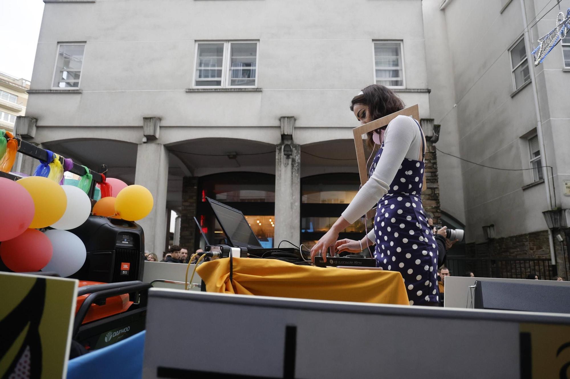 Santiago disfruta del tradicional desfile de martes de Entroido