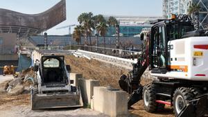 Obras de desmontaje de la rampa de acceso a vehículos en el Moll Mestral del Port Olímpic de Barcelona
