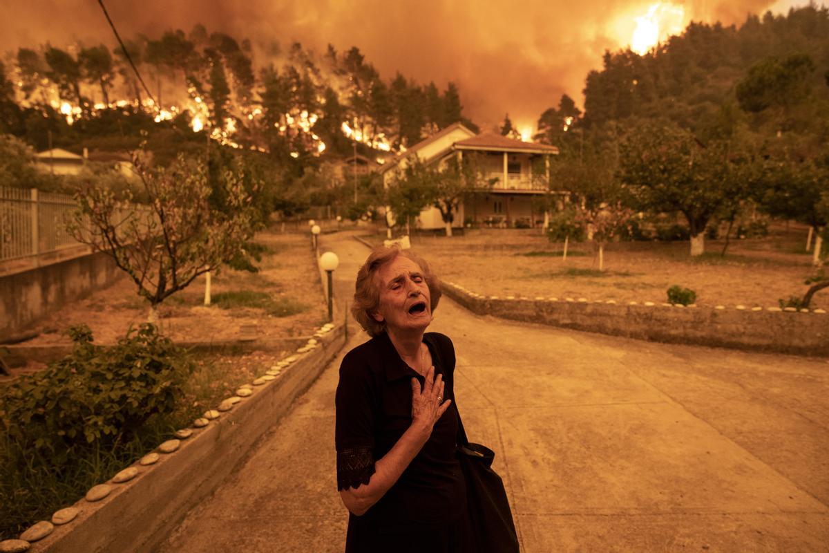 World Press Photo 2022. Europa. Categoría ’Singles’. ’Evia island wildfire’. Panayiota Kritsiopi se lamenta mientras un fuego descontrolado se acerca a su casa, en la localidad de Gouves, en la isla de Evia, Grecia, el 8 de agosto del 2021.