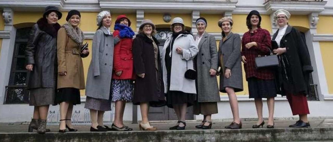 Lola Feijoo Ibaseta, Cristina Pecharromán Tarro, Beatriz Castro Rodríguez, Cristina García García, María José García García, Marta María García Suárez, Yolanda Barrero Fernández, Eva Intriago Buedo, Amal Halabi Alonso y Esther Orviz Rodts, tras una jornada de rodaje frente a la biblioteca.