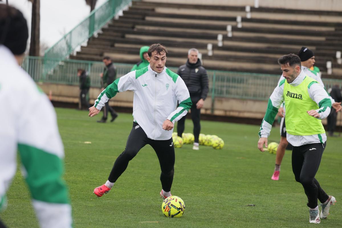 Mikel Goti conduce el esférico en un lance de un entrenamiento del Córdoba CF de esta semana.