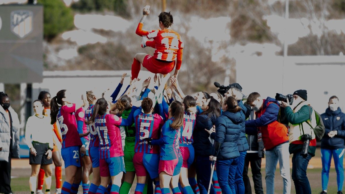 Virginia siendo manteada por las jugadoras del FC Barcelona