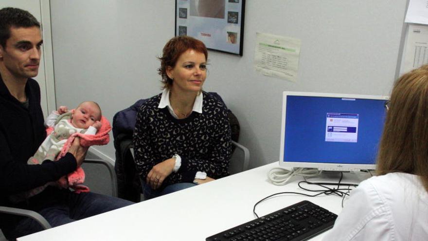 En Gerard i la Sandra, amb la seva filla Carla, passant consulta a l&#039;Hospital d&#039;Olot.