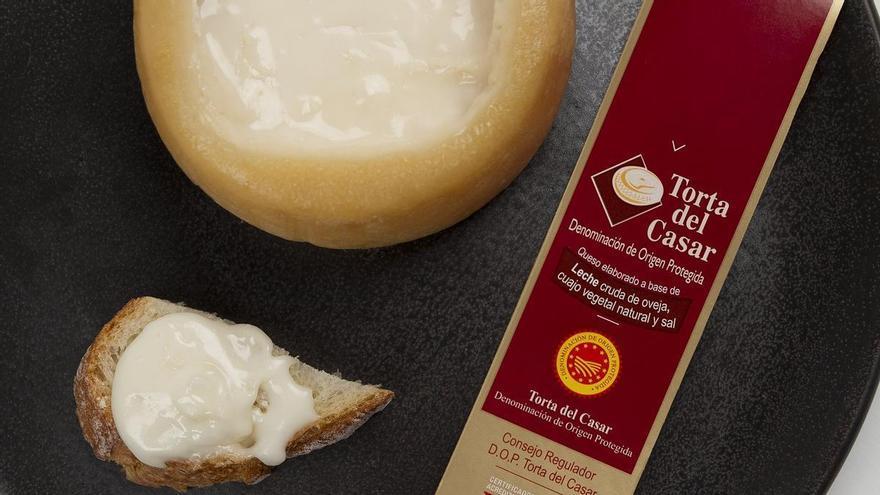 La provincia de Cáceres ofrece cinco rutas para descubrir la gastronomía, el patrimonio y la naturaleza con la Torta del Casar como guía