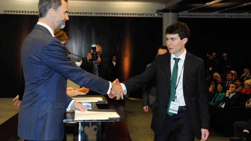 Felipe VI entrega la beca a Daniel Remón.