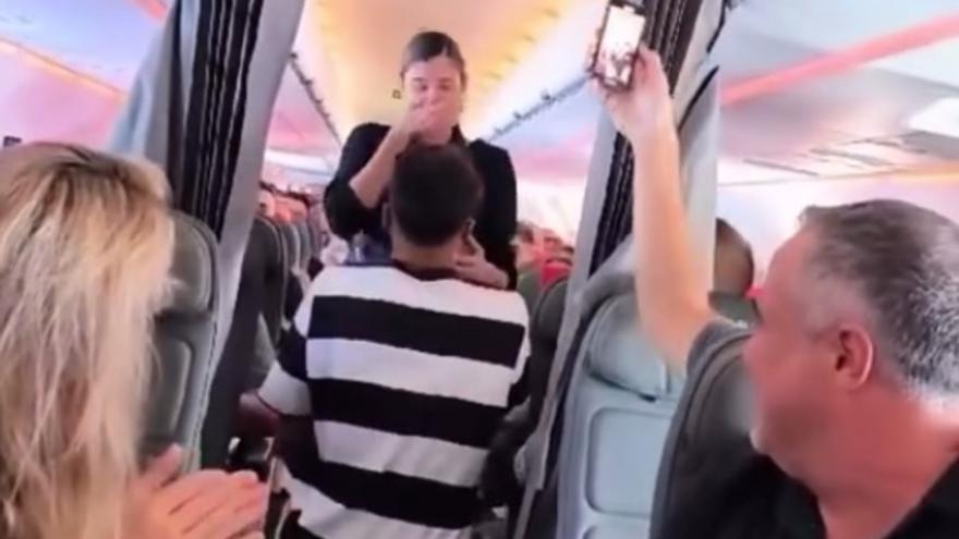 La romántica pedida de mano en un avión que salió de Canarias