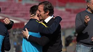 El president del Barça saluda la plantilla i el cos tècnic abans de l’entrenament.