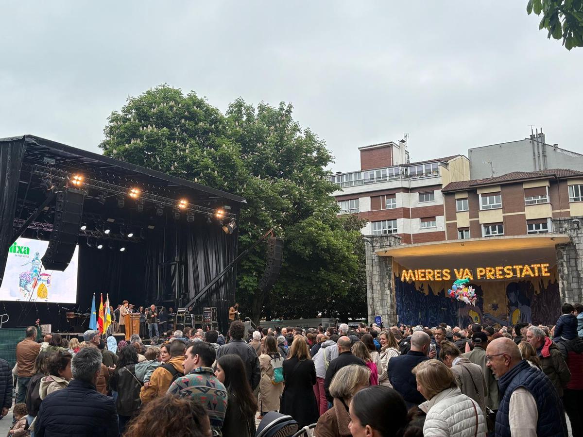 Ambiente durante el pregón de la Folixa.