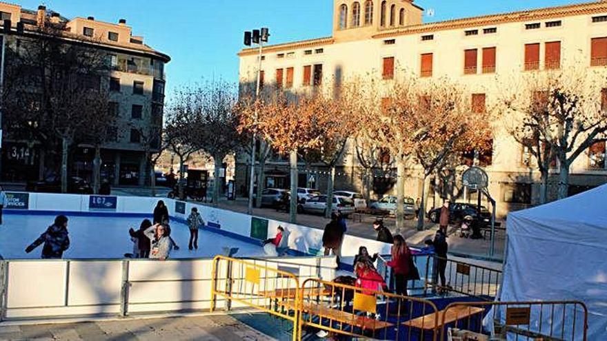 Activitat patinadora a la plaça del Camp, ahir a la tarda