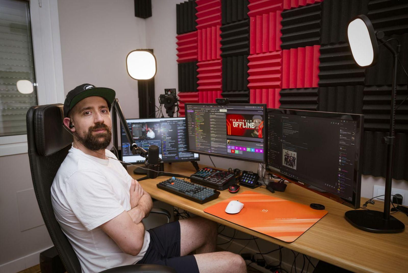 Fer, en su setup desde donde emite en directo cada día. | Bernabé