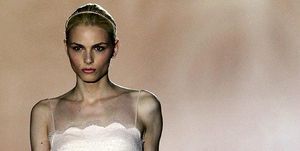 El superandrogin model australià ha sorprès vestit de núvia. 