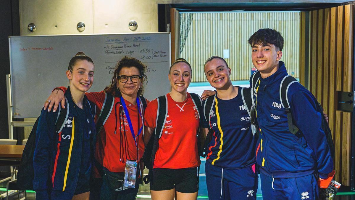 Lucía y Martina con integrantes del Club Taekwondo Xàtiva-Sección Gimnasia Aeróbica.