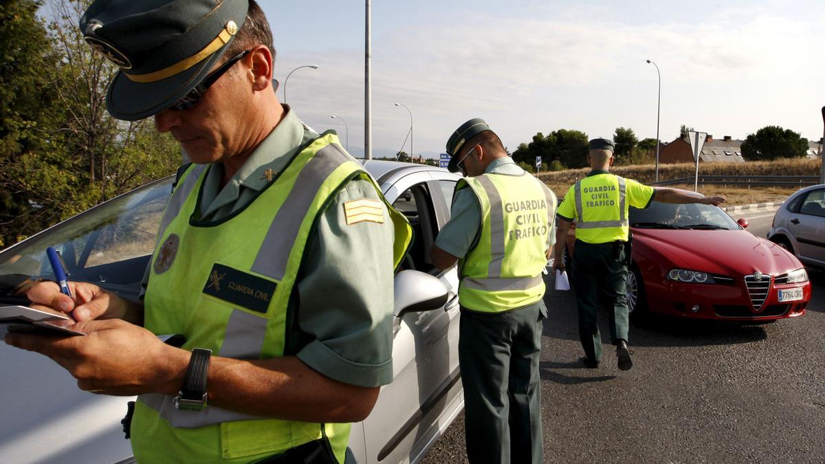 Guardias civiles multando a conductores.