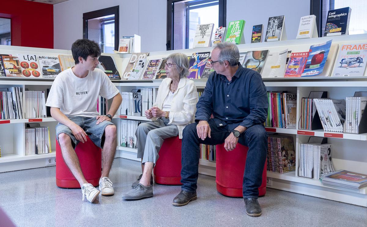Barcelona 28.05.2026. Barcelona. Tres generaciones de una misma familia, María José Alier Gasull, Joan Botey Alier y Joan Botey Durich (abuela, hijo y nieto) matriculados en la escuela Elisava. Fotografía de Jordi Cotrina