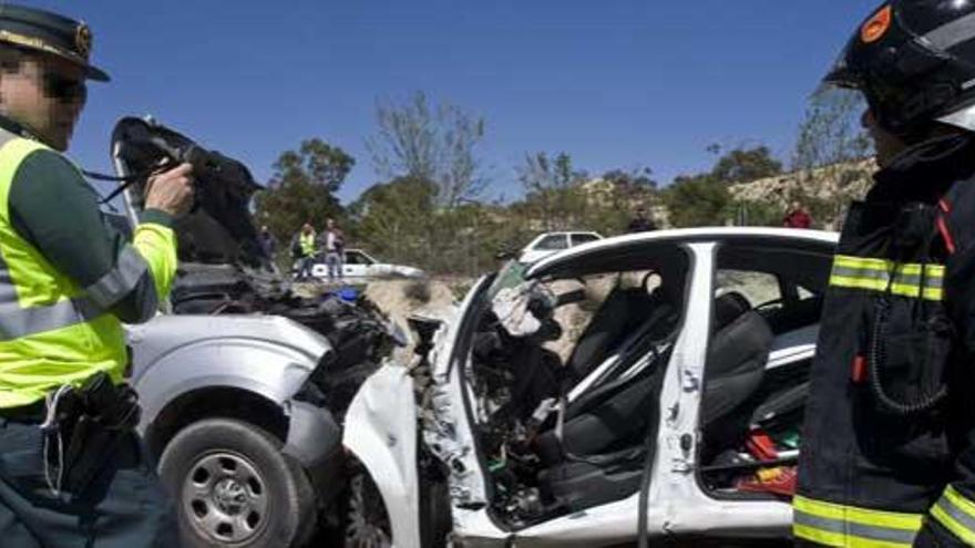 La Guardia Civil y los bomberos atienden un accidente de tráfico.