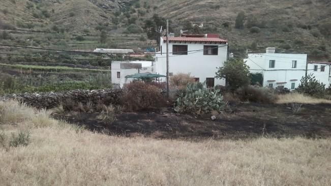 Arden tres terrazas de cultivo junto a unas casas en el Valle de Agaete