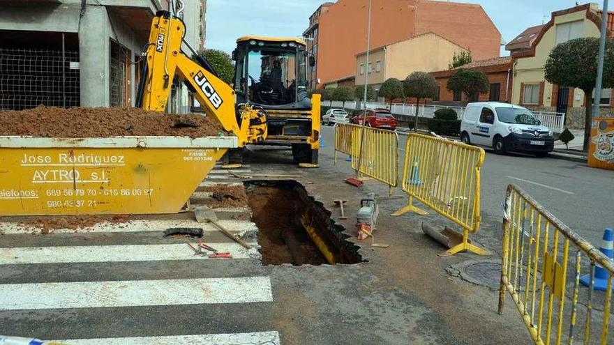 Agua turbia por el reventón de una tubería en Maragatos