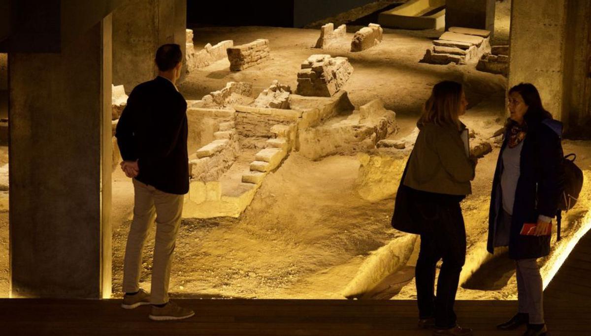 Visitantes observan los restos arqueológicos de la muralla de Santa Eulalia. | JUAN CARLOS CAVAL