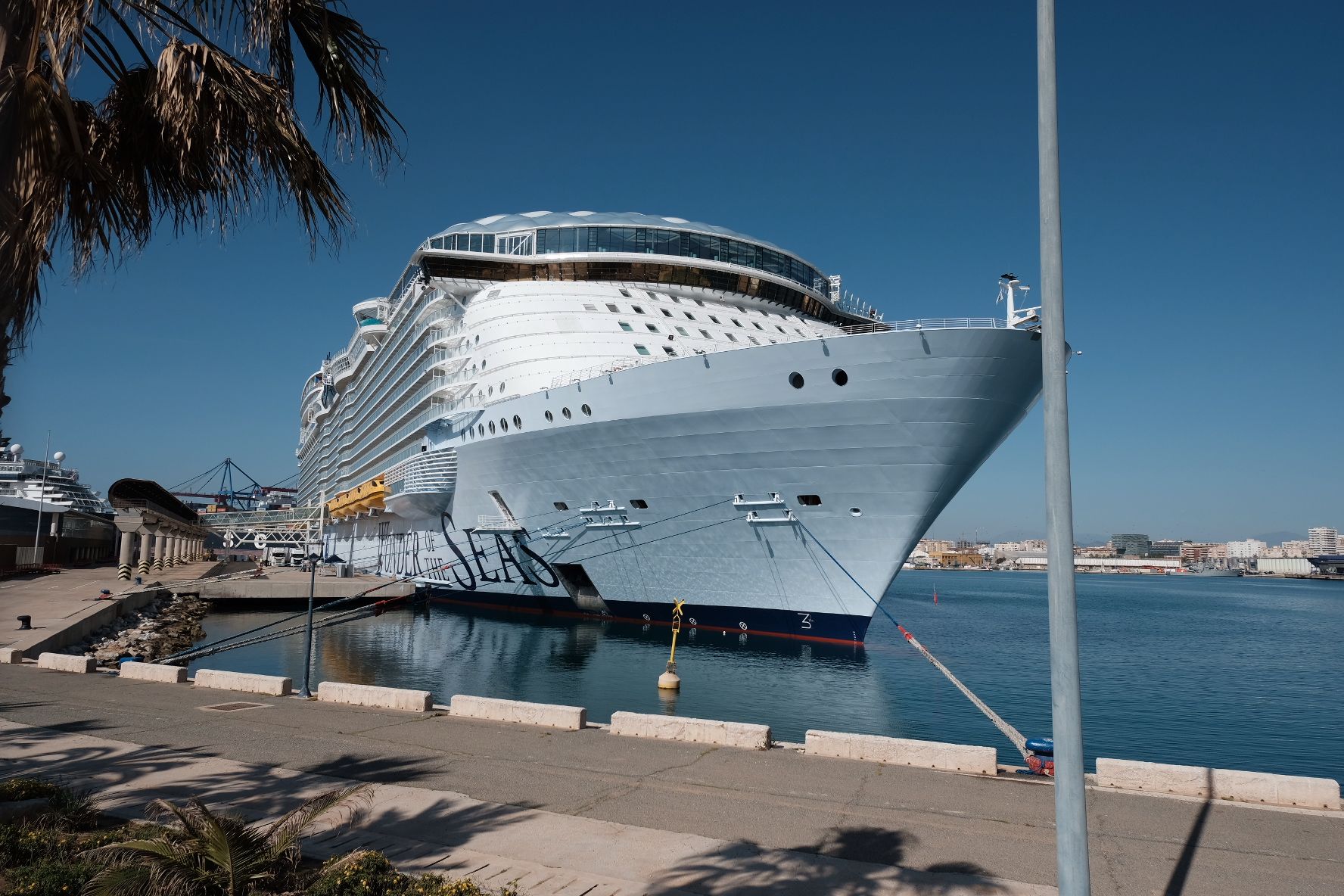 El 'Wonder of he seas', el crucero más grande del mundo, en el puerto de Málaga