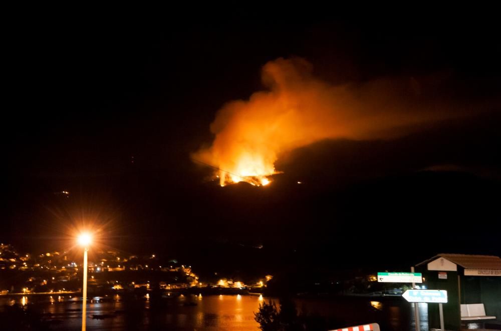 Incendios en Galicia | Un incendio nocturno quema 15 hectáreas en Domaio sobre el puente de Rande