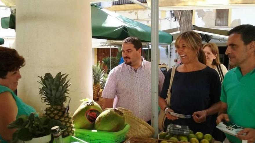 Teresa Palmer hizo ayer campaña en Formentera con José Vicente Marí.